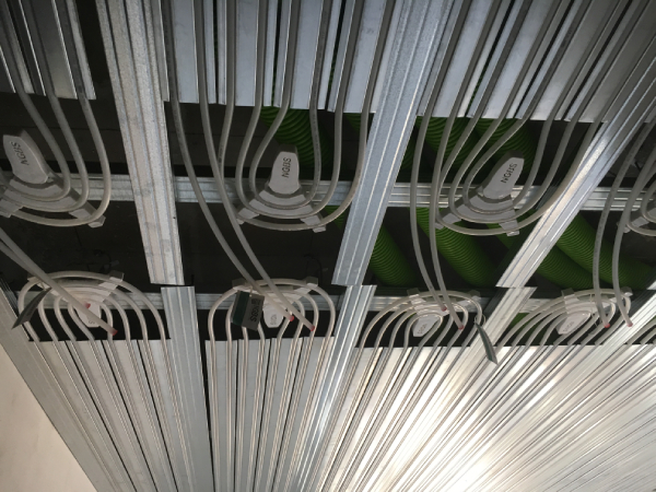 Gipszkarton paneles mennyezethűtési rendszer